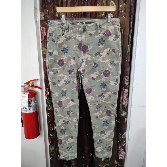 Women's Seven Jeans High Rise Straight Camo Floral Size 16 - Picture 2 of 16
